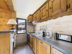 Fridge, microwave, dishwasher - Cozy apartment near center and slopes with balcony, parking, sleeps 6 (Les Gets)