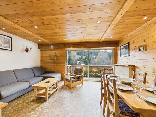 TV - Cozy apartment near center and slopes with balcony, parking, sleeps 6 (Les Gets)