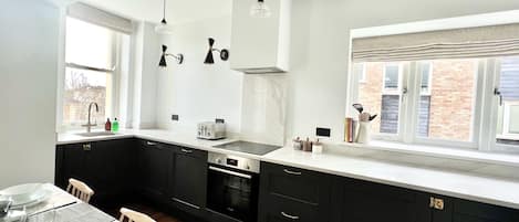 ثلاجة، ميكروويف، فرن، غسالة أطباق