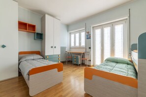 2 slaapkamers, een strijkplank/strijkijzer, reisbedje, wifi