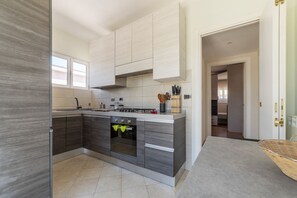 Een koelkast, een microgolfoven, een oven, een kookplaat