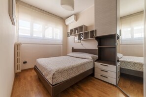 2 slaapkamers, een strijkplank/strijkijzer, reisbedje, wifi