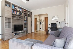 Living area - GuestHost - Cozy and comfortable 75sqm apartment, able to accommodate up to 6 people, located on the 5th floor with elevator (not suitable for disabled peolple) of a building less than 10 minutes walk away from Bologna Metro stop and the homonymous squ (Roma)