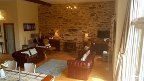 Una televisión, una chimenea, un reproductor de DVD, un futbolín