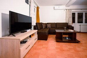 Smart TV, fireplace