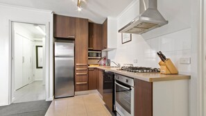 Een microgolfoven, een oven, een vaatwasser