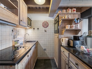 Kylskåp, mikrovågsugn, ugn och spishäll