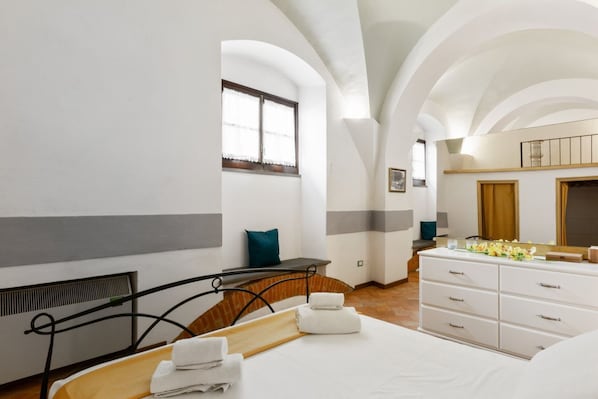 1 habitación, tabla de planchar con plancha, wifi y ropa de cama
