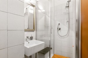 Douche, sèche-cheveux, bidet, serviettes fournies