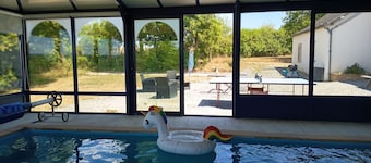 Proche du mans,piscine intérieure chauffée à l'année ,billard, jardin , pétanque