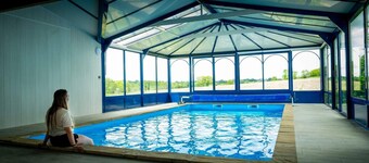 Gite Avec Piscine Intérieure Chauffée et Billard , Idéal Amoureux de la Nature!