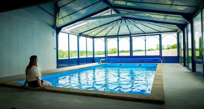 Gite Avec Piscine Intérieure Chauffée et Billard , Idéal Amoureux de la Nature!