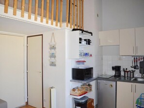 Frigorifero, microonde, forno, piano cottura