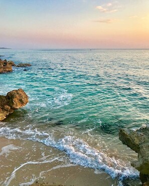 Rannalla, aurinkotuoleja