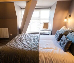 2 عدّة غرف نوم ومكواة/لوح كي وسرير سفر وواي فاي