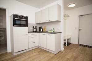 ثلاجة، فرن، موقد طهي مسطح، غسالة أطباق