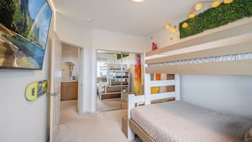 3 slaapkamers, een bureau, een strijkplank/strijkijzer, reisbedje