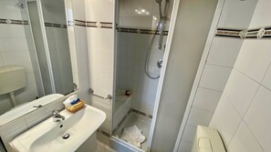 Doccia, asciugacapelli, bidet, asciugamani