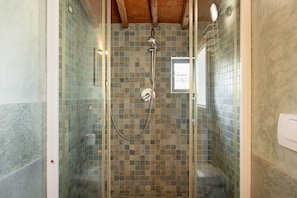 Douche, articles de toilette gratuits, sèche-cheveux, bidet