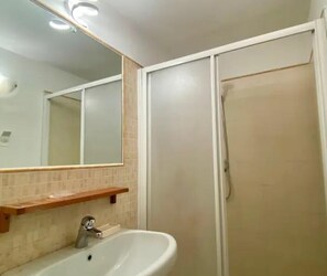 Dusche, Haartrockner, Bidet, Handtücher