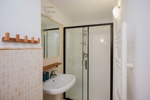 Shower, hair dryer, bidet, towels