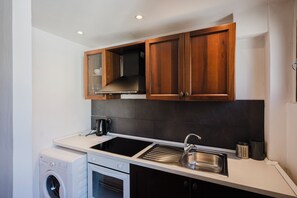 Fridge, oven, stovetop, cookware/dishes/utensils