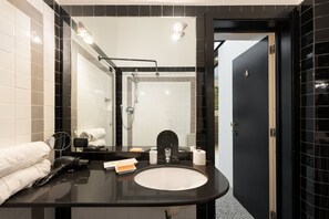 Baignoire, sèche-cheveux, bidet, serviettes fournies