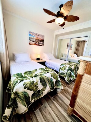 3 habitaciones, tabla de planchar con plancha y cuna de viaje 