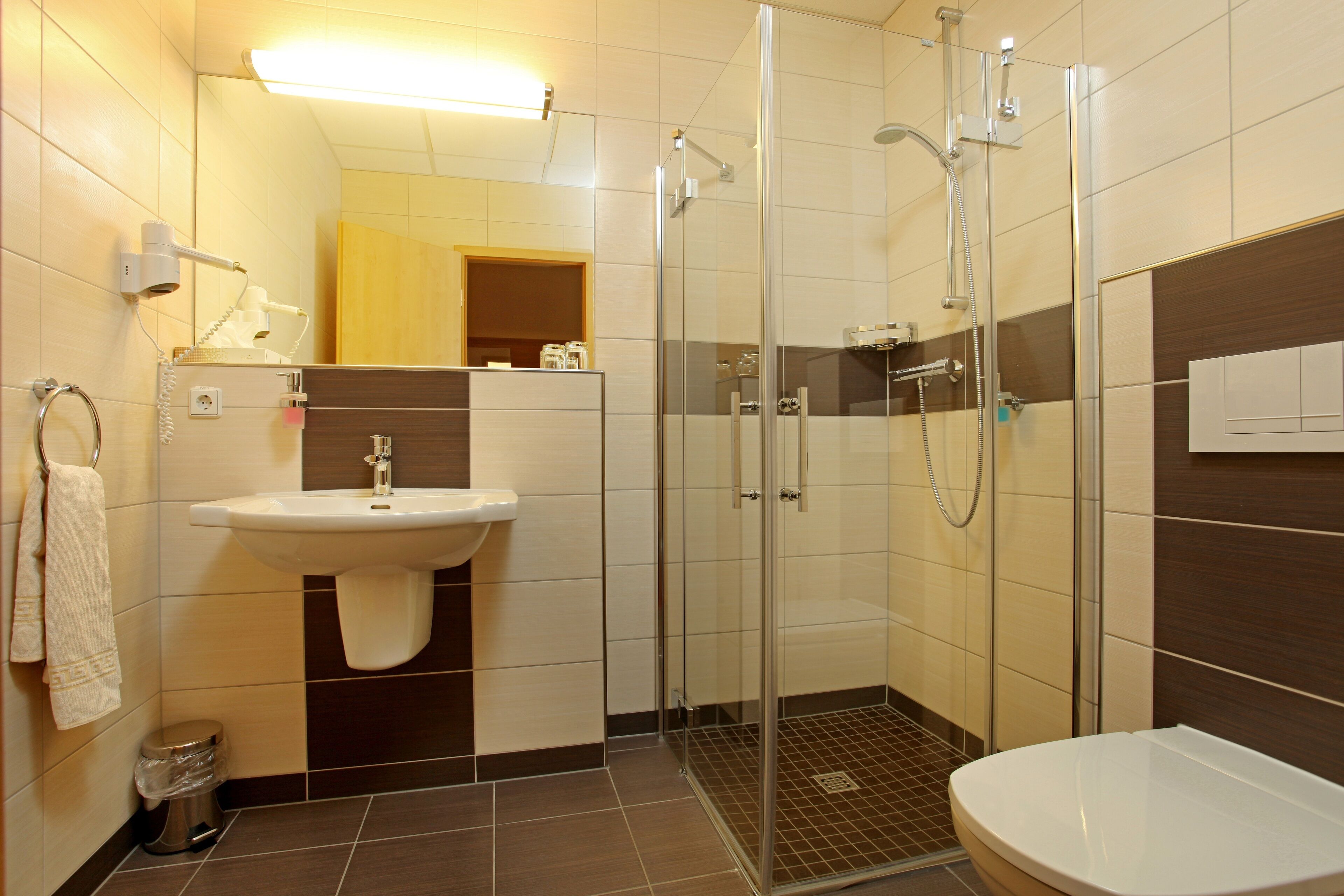 Habitación doble estándar | Baño | Regadera, secadora de cabello, toallas 
