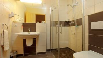Habitación doble estándar | Baño | Regadera, secadora de cabello, toallas