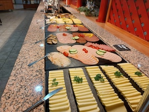 Free daily buffet breakfast - Sporthotel Neuruppin (Neuruppin)