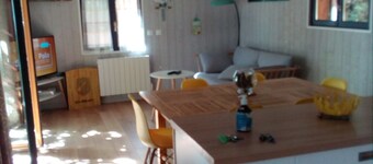 Lakeside cottage private pontoon