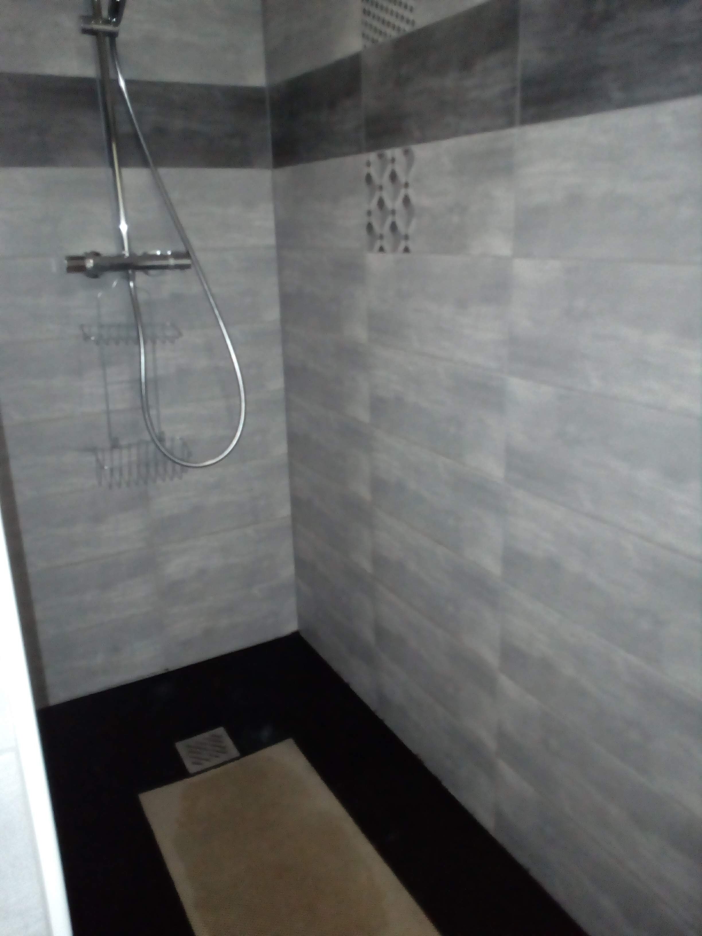 Douche, sèche-cheveux, serviettes fournies