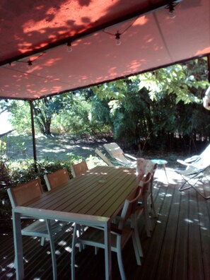 Outdoor dining - Lakeside cottage private pontoon (Biscarrosse)
