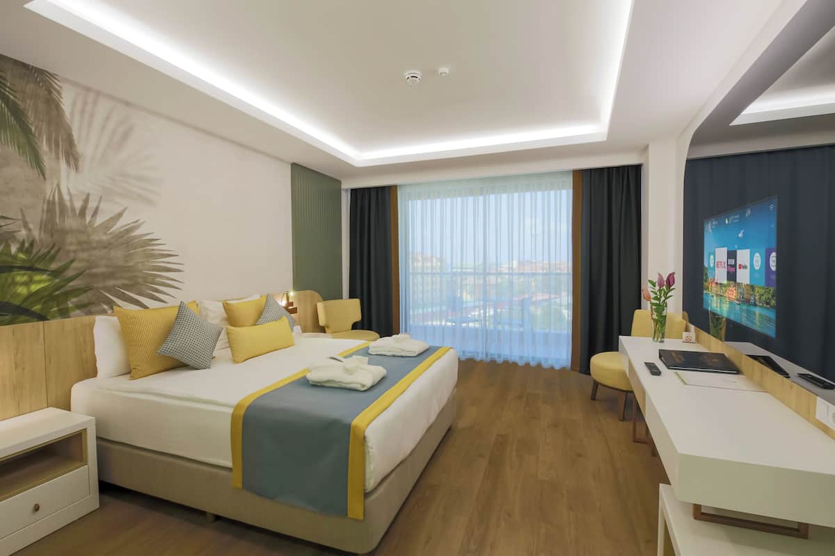 1 bedroom, free minibar, in-room safe, desk