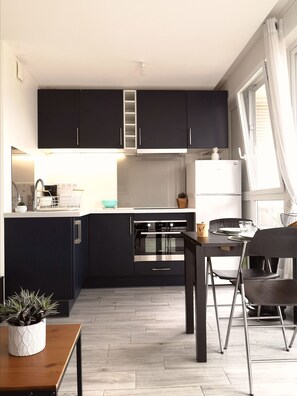 Een koelkast, een microgolfoven, een oven, een kookplaat