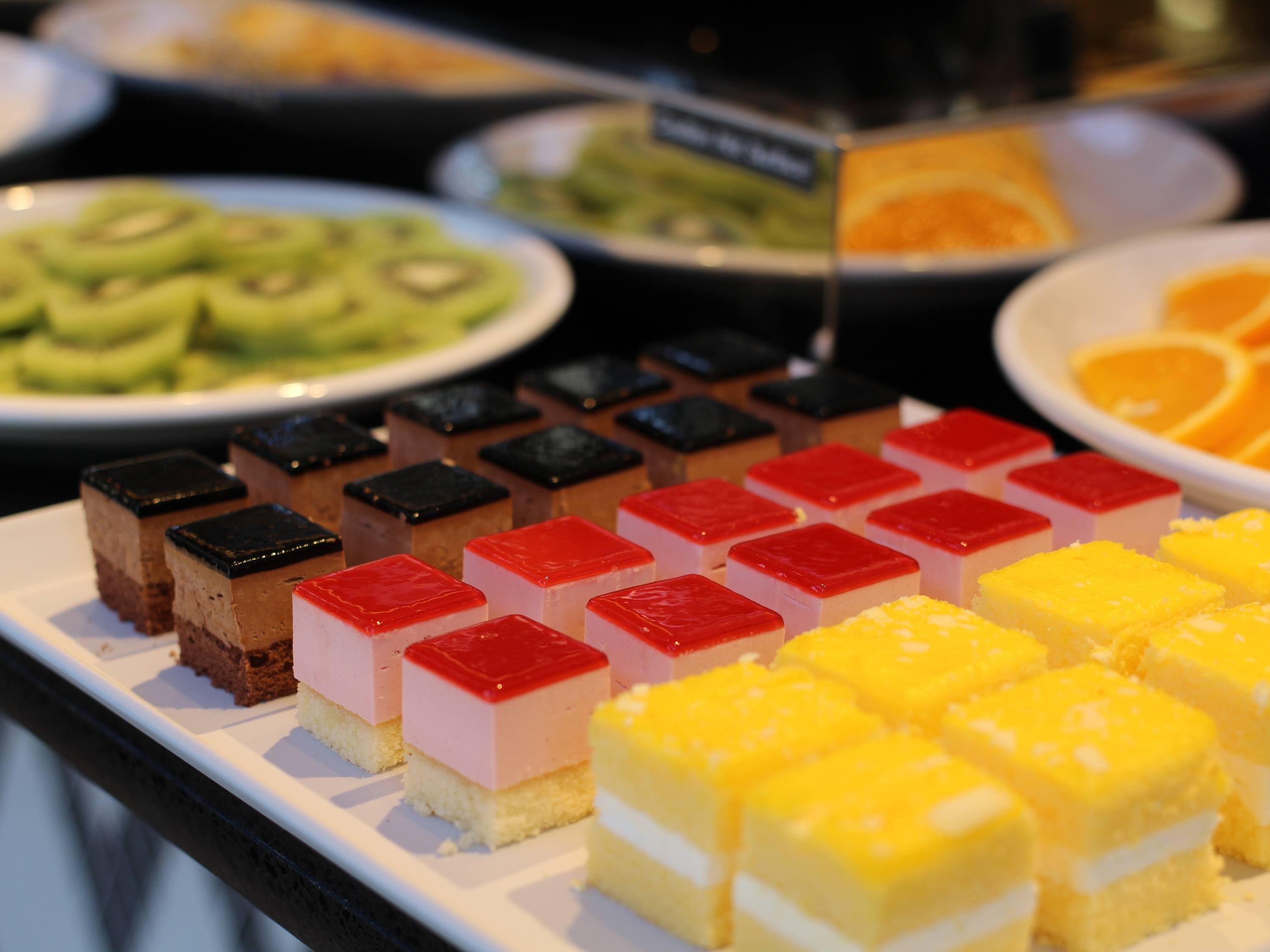 Ein Dessertbuffet mit verschiedenen Kuchen und Gebäck.