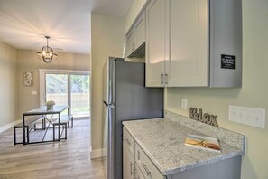 Réfrigérateur, micro-ondes, plaque de cuisson, lave-vaisselle