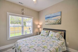 2 bedrooms, WiFi, bed sheets - 1 Mi to Ocean Isle Beach! Home w/ Shared Lanai (Ocean Isle Beach)