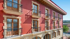 Un edificio de varios pisos con balcones y ventanas de arco.