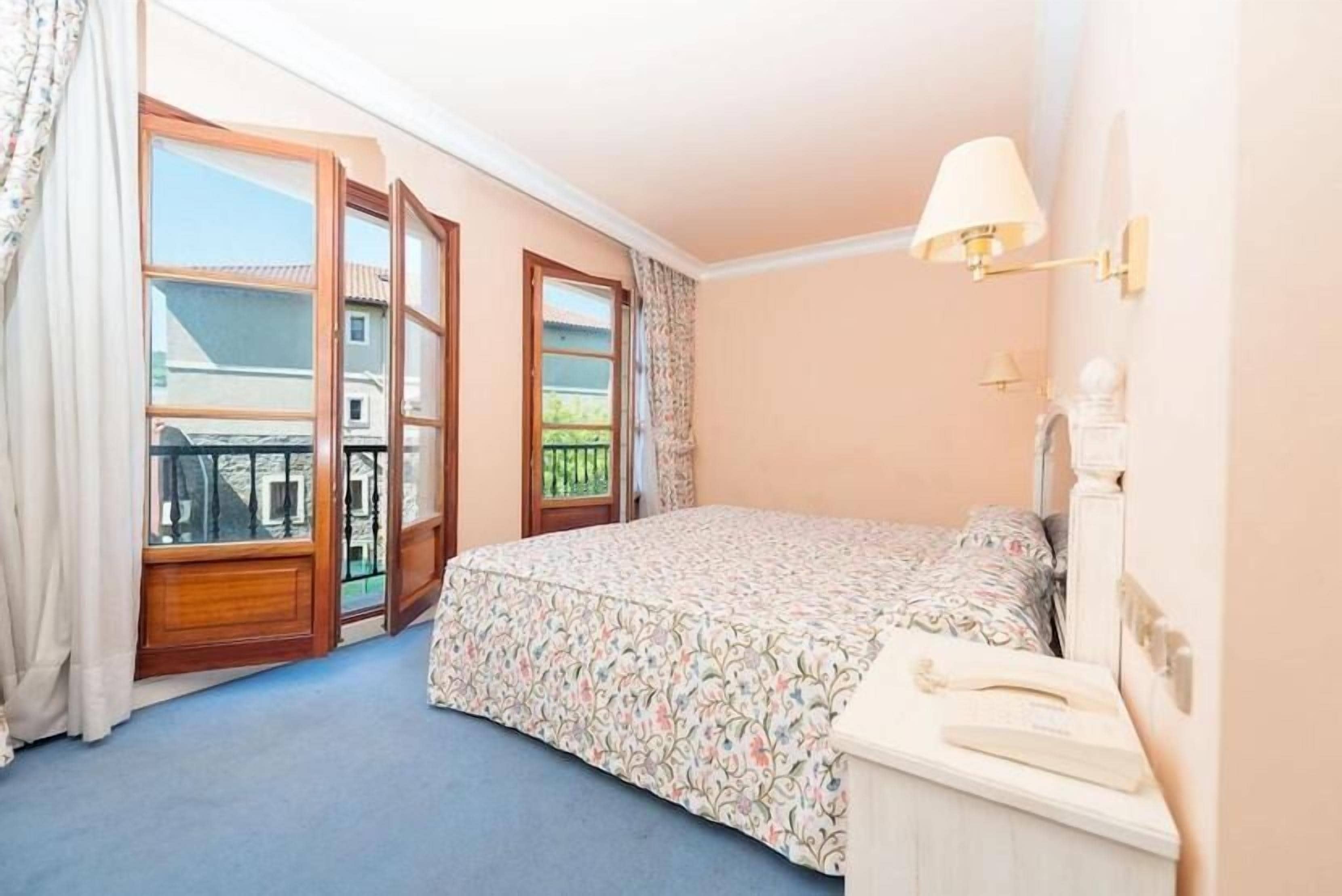 standard double room | in-room safe, desk, blackout curtains, free wifi