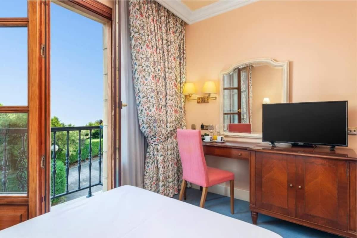 in-room safe, desk, blackout curtains, free wifi