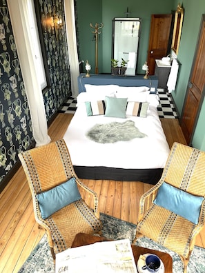 Habitación doble de diseñador | Ropa de cama de alta calidad y decoración personalizada