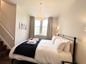 2 slaapkamers, een strijkplank/strijkijzer, reisbedje, wifi