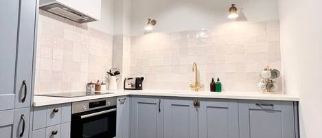 Jääkaappi, mikroaaltouuni, uuni, liesi