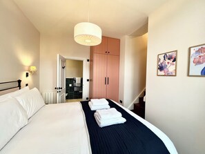 2 chambres, fer et planche à repasser, lit de bébé portatif, Wi-Fi