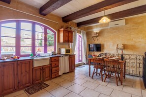 Standard-Villa, 2 Schlafzimmer, 2 Bäder (Gozitan Farmhouse with Pool - PP 1) | Eigene Küche | Kühlschrank, Mikrowelle, Ofen, Herdplatte