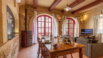 Standard Villa, 3 Bedrooms (Gozitan Farmhouse Pool & Jacuzzi - PP) | Dapur peribadi | Peti sejuk, ketuhar gelombang mikro, ketuhar, dapur