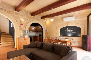 Standardvilla - 3 soveværelser (Gozitan Farmhouse Pool & Jacuzzi - PP) | Stue | 21-tommers tv med kabelkanaler, pejs
