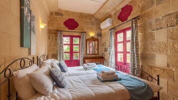 Standard Villa, 3 Bedrooms (Gozitan Farmhouse Pool & Jacuzzi - PP) | 3 bilik tidur, Wi-fi percuma, cadar katil